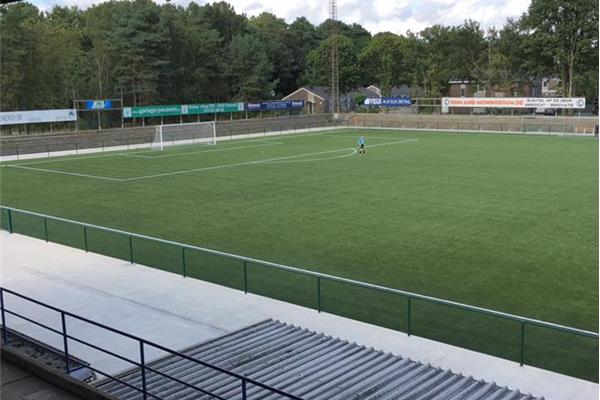 Aanleg 2 kunstgras voetbalvelden, na 1 jaar vervangen infill rubber naar kurk - Sportinfrabouw NV